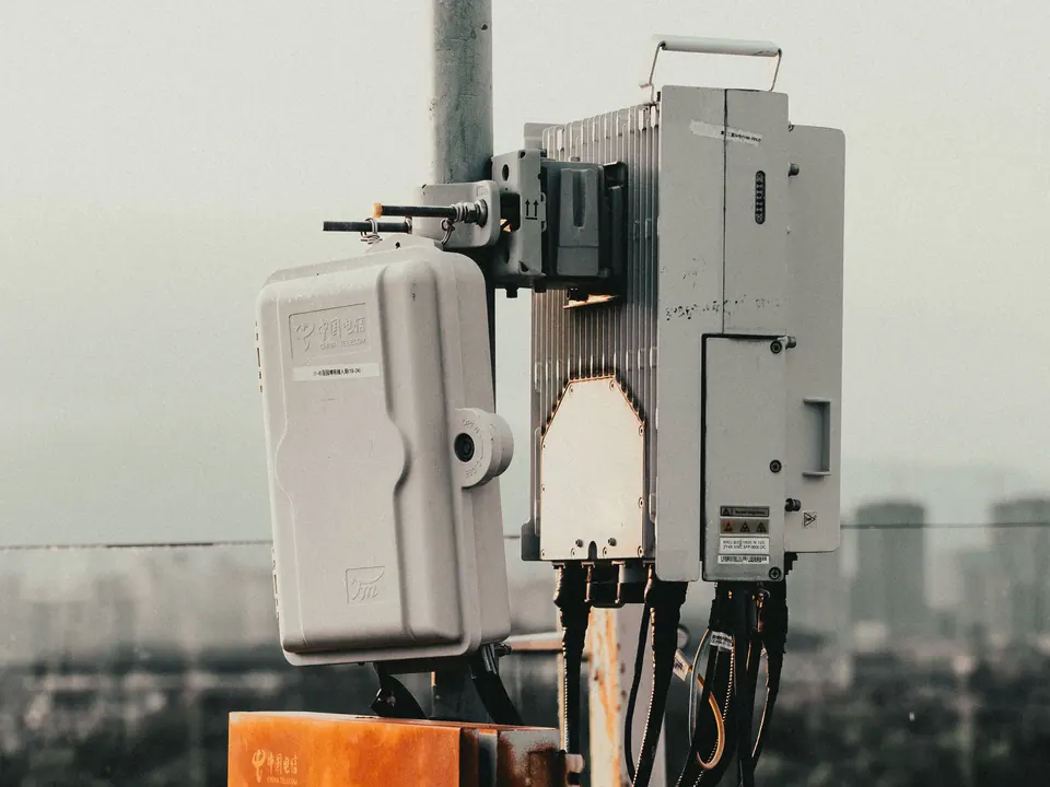 Equipos de telecomunicaciones instalados en un poste: radio remota y cajas de conexión